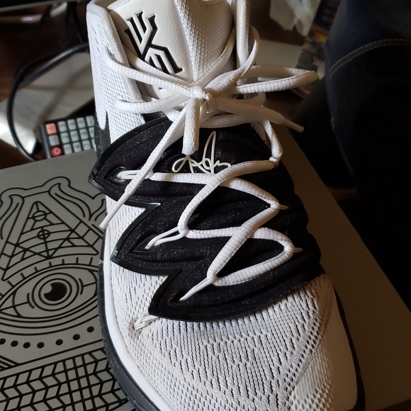 Kyrie Nike - Picture 4 of 6